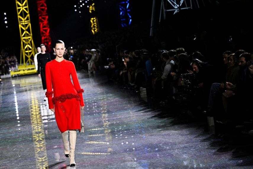 Una modelo presenta una creación de Chanel para el desfile de la colección prêt-à-porter femenina otoño/invierno 2026-2027, en el marco de la Semana de la Moda de París, el 9 de marzo de 2026.&nbsp;