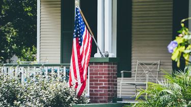 Una bandera de Estados Unidos en el portal de una casa.&nbsp;