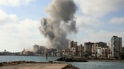 Se eleva humo desde el lugar de un ataque aéreo israelí contra un barrio de la ciudad costera de Tiro, en el sur del Líbano, el 7 de junio de 2026.
