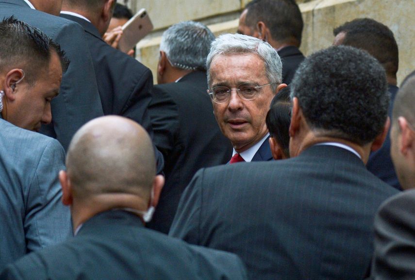 En esta foto de archivo tomada el 8 de octubre de 2019, el expresidente colombiano (2002-2010) y el senador Álvaro Uribe (C) llegan al Palacio de Justicia para una audiencia ante la Corte Suprema de Justicia en un caso sobre manipulación de testigos en Bogotá, Colombia . 