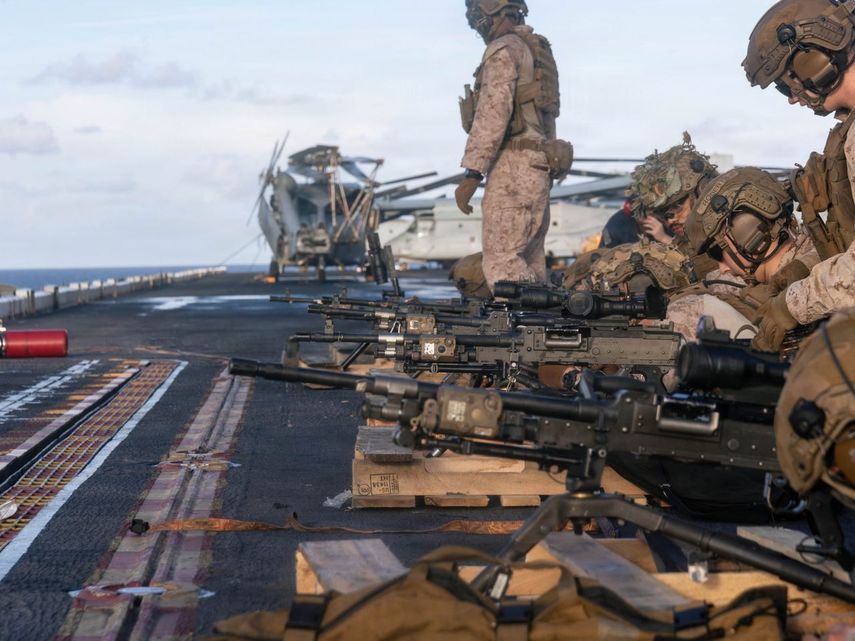 Marines estadounidenses realizan ejercicios de tiro real en la cubierta a bordo del USS Iwo Jima mientras navegan en el Mar Caribe.