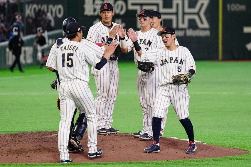 Los jugadores japoneses celebran su victoria durante el partido del Grupo C del Clásico Mundial de Béisbol (CMB) entre Japón y Australia en el Tokyo Dome, Tokio, el 8 de marzo de 2026.&nbsp;