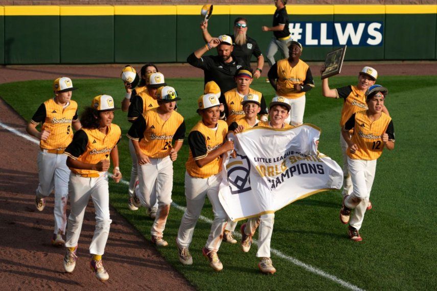 El equipo de Lake Mary, Florida, da la vuelta triunfal en el estadio Lamade luego de ganar la Serie Mundial del Campeonato de Pequeñas Ligas ante China Taipei, en el Sur de Williamsport, Pensilvania, el domingo 25 de agosto de 2024.&nbsp;