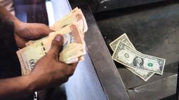 Venezuela est&aacute; en un proceso de dolarizaci&oacute;n de facto y forzosa, que afecta a los m&aacute;s pobres.