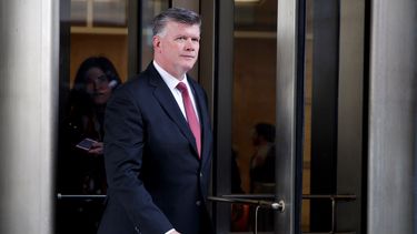 El exjefe de campaña del presidente Donald Trump, Paul Manafort, sale de una audiencia en el Tribunal Federal en Washington.