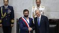 El nuevo presidente de Chile José Antonio Kast (d) saluda al saliente Gabriel Boric, en la ceremonia de investidura este 11 de marzo 2026