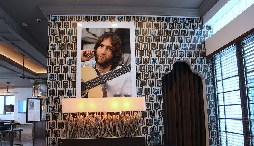 Foto de John Lennon tomada por Paul Saltzman, en el Carlton Room Café del Betsy Hotel.&nbsp;