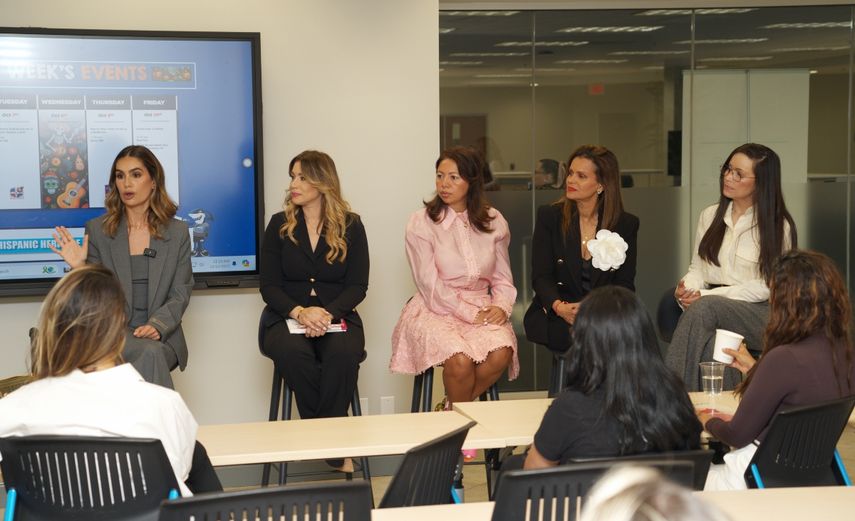 Panelistas compartiendo su experiencia y conocimiento durante Expo Latina Miami 2025.