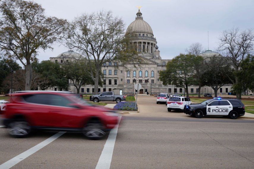 Automóviles pasan frente al Capitolio de Mississippi, en Jackson, Mississippi, mientras la Policía del Capitolio responde a una amenaza de bomba dentro del edificio, el miércoles 3 de enero de 2024.&nbsp;