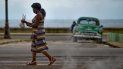 Una mujer que usa mascarilla como medida preventiva contra la pandemia del nuevo coronavirus COVID-19 camina en La Habana, el 20 de octubre de 2020. Una mujer que usa mascarilla como medida preventiva contra la pandemia del nuevo coronavirus COVID-19 camina en La Habana, el 20 de octubre de 2020.