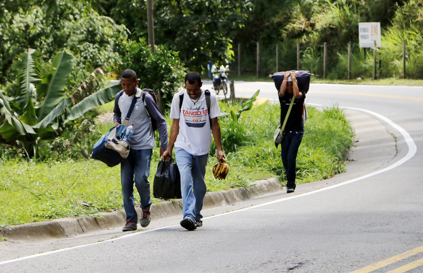 A estos inmigrantes desesperados que en algunos casos llevan días sin comer ni dormir bien, les esperan cerca de 195 kilómetros de caminata hasta Bucaramanga