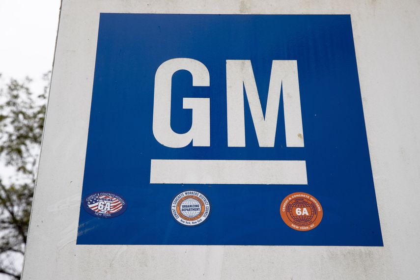 Logo de la automotriz estadounidense General Motors.