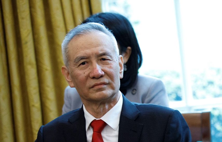 Liu He, viceprimer ministro chino, durante la reunión con el presidente Donald Trump este 4 de abril de 2019 en la Oficina Oval de la Casa Blanca, en Washington, DC.