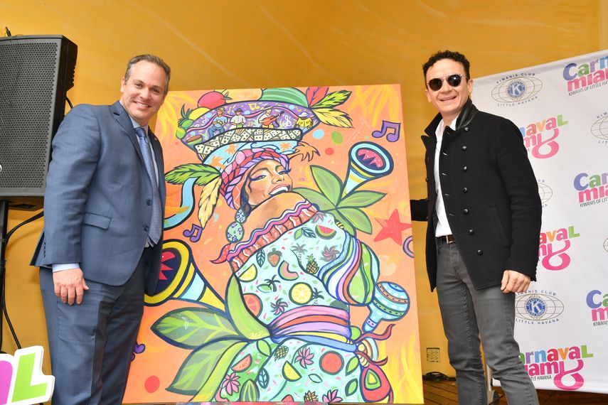 Jesús Lebeña, presidente del Club&nbsp;Kiwanis de La Pequeña Habana, y el cantautor Fonseca presentan el cartel del carnaval 2019.