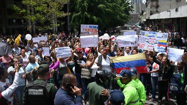 Personas protestan frente al Palacio de Justicia, en Caracas, en demanda de mejores condiciones de reclusión para sus familiares presos.
