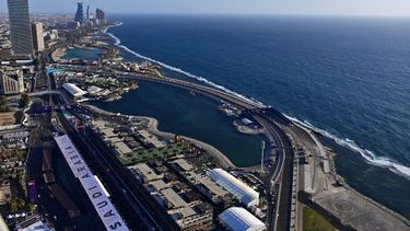 Esta fotografía tomada el 25 de marzo de 2022 muestra una vista general de la pista de carreras durante la primera sesión de práctica antes del Gran Premio de Fórmula 1 de Arabia Saudita de 2022 en el circuito Jeddah Corniche. &nbsp; &nbsp;