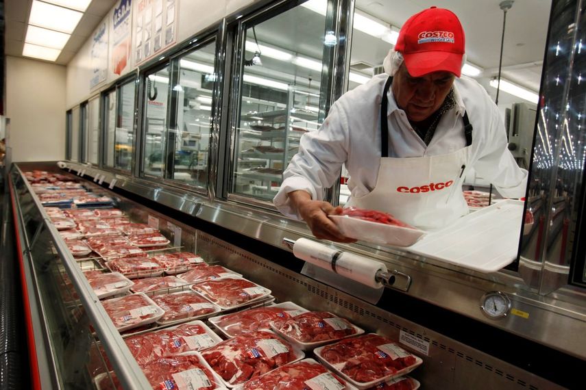 Un carnicero coloca carne de res en una tienda de Costco en Mountain View, California. Los suministros de carne en Estados Unidos est&aacute;n bajando debido a cierres de producci&oacute;n causados por la pandemia de coronavirus.&nbsp;