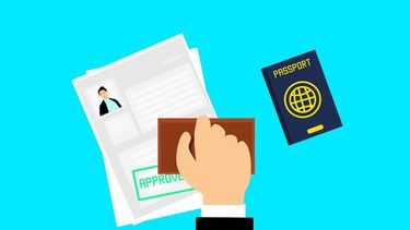 Ilustración que muestra la aprobación de visa junto a un pasaporte.