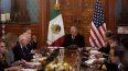 El presidente mexicano, Andrés Manuel López Obrador, en el centro, en un encuentro con el secretario de Estado estadounidense, Antony Blinken, arriba a la izquierda, parcialmente tapado, y la secretaria de Relaciones Exteriores mexicana, Alicia Bárcena, arriba a la derecha, en el Palacio Nacional, la oficina y residencia del presidente, en Ciudad de México, el miércoles 27 de diciembre de 2023.&nbsp;
