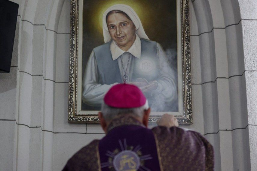 Raúl Biord Castillo, arzobispo de la Arquidiócesis de Caracas, posa frente a una pintura que representa a la monja Carmen Elena Rendiles Martínez en Caracas el 31 de marzo de 2025. El papa Francisco aprobó la canonización de Carmen Elena Rendiles Martínez, convirtiéndose en la segunda santa venezolana tras la canonización del doctor José Gregorio Hernández, anunciada en febrero pasado.&nbsp;
