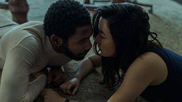 Los actores Donald Glover y Maya Erskine en una escena de la nueva serie de Prime Video, Mr. & Mrs. Smith.