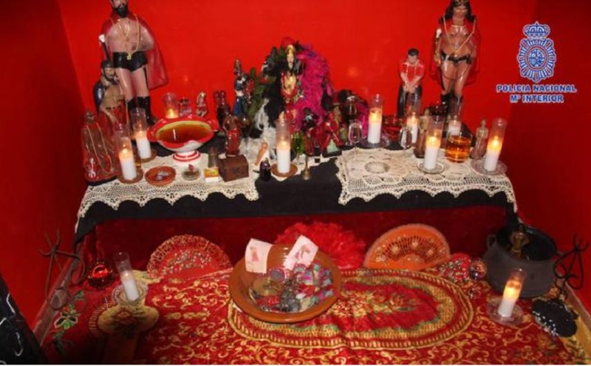 Los dos cabecillas de la red se autodefinían como maestros santeros y practicaban rituales que suponían una carga coactiva para las mujeres que captaban y a través de los cuales se granjeaban la obediencia, confidencialidad y fidelidad de sus víctimas.