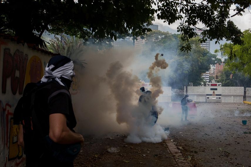 &nbsp;Los cuerpos de seguridad dispersaron con gases lacrimógenos la manifestación de estudiantes que se concentró este jueves en la Universidad Central de&nbsp;Venezuela.