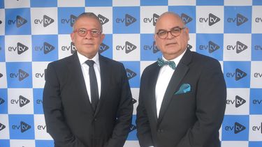 El propietario de la planta televisiva, Carlos Méndez y el periodista Carlos Acosta.