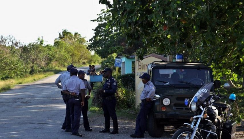 Agentes de la Policía cubana controlan el acceso al lugar del accidente de un avión militar que se estrelló este sábado con 8 militares a bordo, en las inmediaciones de Candelaria, en el occidente de la isla.