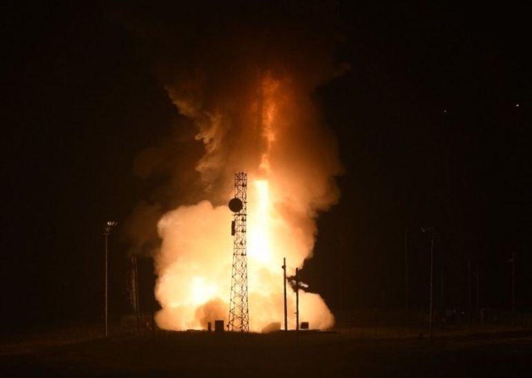 Esta fotografía proporcionada por la Base de la Fuerza Aérea de Vandenberg muestra el lanzamiento de un misil balístico intercontinental Minuteman III.