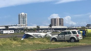 Vista de la avioneta involucrada en un aterrizaje forzoso en el aeropuerto de Isla Grande, en Puerto Rico.