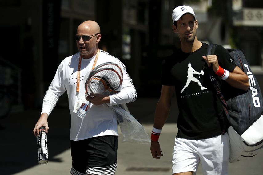 Djokovic (derecha) alabó a Andre Agassi (izquierda) luego de ser entrenado durante el Roland Garros por el estadounidense.