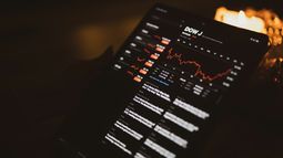 Un primer plano de la pantalla de una computadora con velas en el fondo