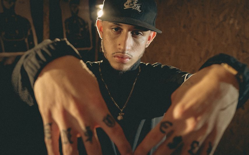 El músico venezolano EN$O presenta el tema Soy así.