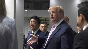 El presidente Donald Trump camina al lado del primer ministro japonés, Shinzo Abe, tras su llegada a Osaka, Japón, el viernes 28 de junio de 2019.