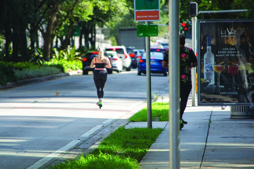 También están los que transitan fuera de las sendas destinadas a las bicicletas.