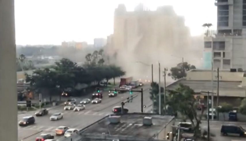 Una nube de polvo levantada por un tornado en la ciudad de Fort Lauderdale, en Florida.