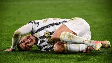 El delantero portugués de la Juventus, Cristiano Ronaldo, reacciona con dolor después de ser abordado durante el partido de vuelta de los octavos de final de la Liga de Campeones de la UEFA entre la Juventus de Turín y el FC Porto el 9 de marzo de 2021 en el estadio de la Juventus de Turín.&nbsp;