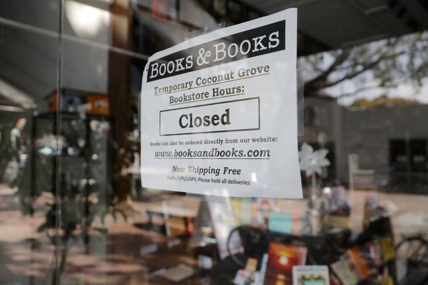 Cartel anunciando el cierre temporal de la librer&iacute;a Books & Books de Miami el 9 de abril del 2020 como consecuencia del coronavirus.