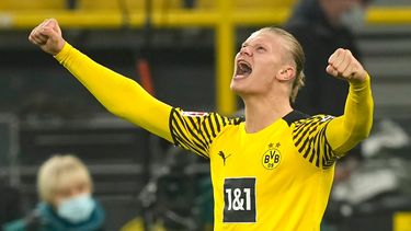 Erling Haaland celebra tras anotar un gol para Borussia Dortmund en el partido contra Friburgo en la Bundesliga, el 14 de enero de 2022. El Manchester City anuncia un principio de acuerdo para fichar al delantero noruego.&nbsp;