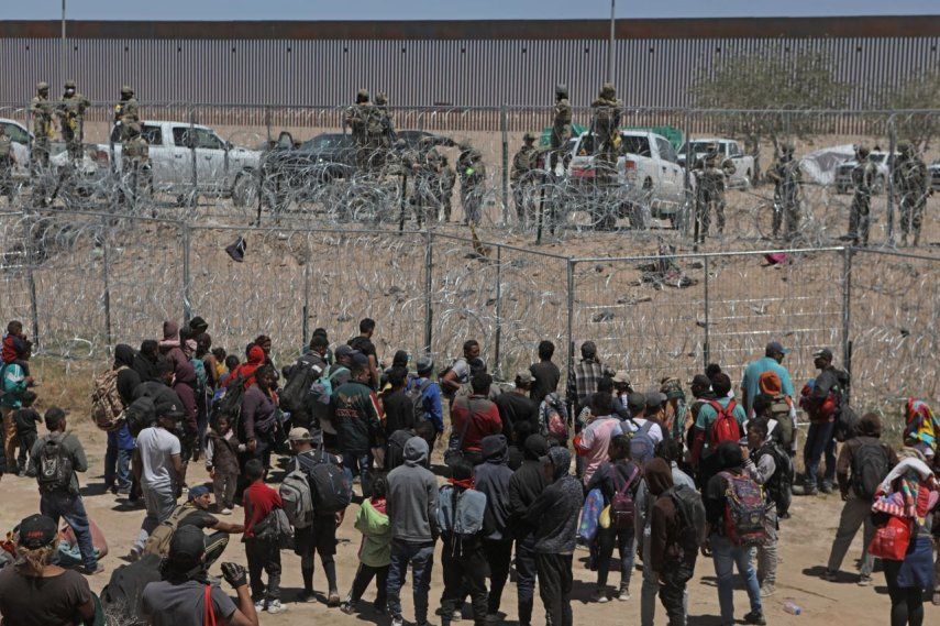 Migrantes que buscan asilo en Estados Unidos, visto desde Ciudad Juárez, estado de Chihuahua, México, el 25 de abril de 2024.