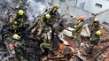 Bomberos trabajan en el lugar del accidente de una avioneta que cayó sobre casas en una zona residencial de Medellín, Colombia, el lunes 21 de noviembre de 2022. 