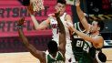 Tyler Herro, base del Heat de Miami, salta hacia la cesta frente a Thanasis Antetokounmpo y Pat Connaughton (24), de los Bucks de Milwaukee, en el duelo del miércoles 30 de diciembre de 2020&nbsp;