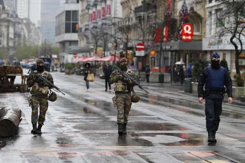 Policías patrullan una de las calles de Bruselas, tras los atentados en la capital belga a fines de 2015.