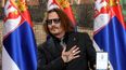 Una fotografía tomada y publicada el 15 de febrero de 2022 por el Servicio de Prensa Presidencial de Serbia muestra al actor estadounidense Johnny Depp recibiendo la Medalla de Oro al Mérito de la República de Serbia durante una ceremonia de premiación del Día de la Estadidad en Belgrado. &nbsp;