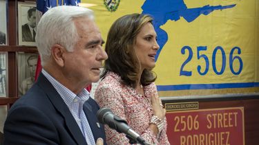 La candidata al Congreso María Elvira Salazar, acompañada del presidente de la Brigada 2506, Johnny López De la Cruz.