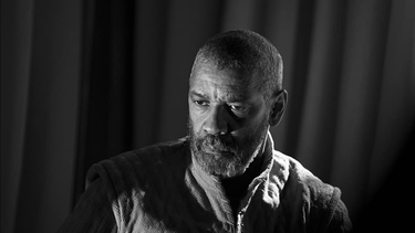 Denzel Washington en una escena de la película The Tragedy of Macbeth.&nbsp;