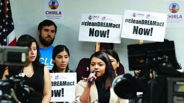 Jóevnes inmigrantes y sus familiares protestan en California.