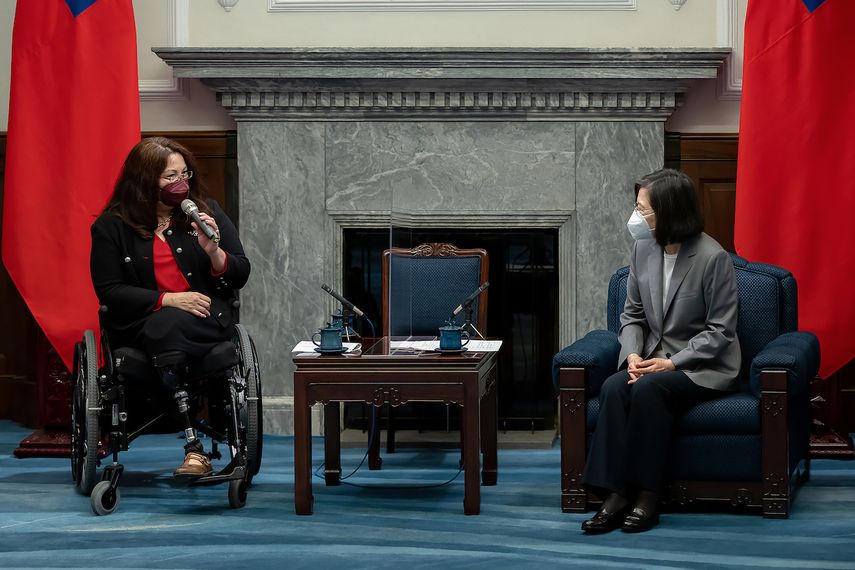 En esta foto distribuida por la Presidencia de Taiwán, la senadora estadounidense Tammy Duckworth, izquierda, conversa con la presidenta Tsai Ing-wen en la oficina presidencial en Taipei, Taiwán, martes 31 de mayo de 2022.&nbsp;