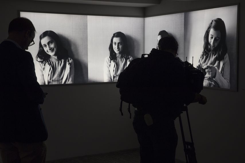 Un periodista toma fotografías a imágenes de Ana Frank en el renovado Museo Casa Ana Frank en Ámsterdam, Holanda, el 21 de noviembre de 2018. Un equipo que ha revisado evidencias por cinco años tratando de esclarecer uno de los más grandes misterios de la Segunda Guerra Mundial llegó a lo que califica como el escenario más probable sobre quién traicionó a la diarista adolescente y a su familia.